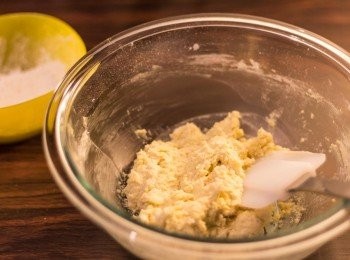 step4: 分2-3次篩入已加入鹽之麵粉拌勻