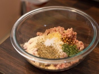 step1: <span class="group_2">肉丸材料</span>全部放入大碗用手完全拌勻
(蒜頭事先切碎)