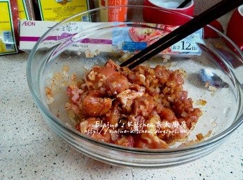 step3: 再加入黃薑粉 , 咖哩粉 , 其他香料 (辣椒粉 , 小茴香粉 , 芫荽粉) 及洋蔥拌勻