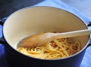 step3: 準備一個大碗（大約七至八倍意粉的容量）加入蛋黃芝士醬，然後一邊用木匙搞拌，一邊加入意粉 （不用放涼）及30毫升煮意粉用的水，快速拌勻