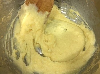 step3: 接著加入蛋液拌勻
這時的麵團會變得較有黏性
