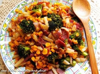 step4: 玉米、馬鈴薯、培根原本就是好朋友! 誰說只能作濃湯呢?! 這美妙的組合用炒的更下飯!我家莞荽很捧場的吃光光。　