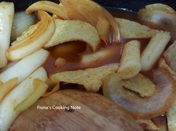 step4: 倒入昆布高湯與1匙糖，不斷攪拌這樣就會避免年糕黏住鍋底。