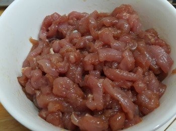 step1: 先把柳梅用豉油，糖各一茶匙撈勻，
再落一湯匙油撈勻醃十五分鐘