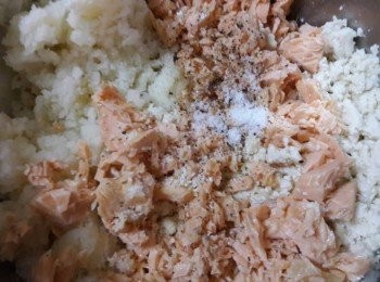 step6: 加入巴西里蒜鹽和胡椒粉拌勻