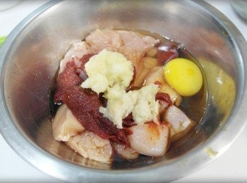 step3: 倒入所有醃料們~~全部給他抓一抓!!!