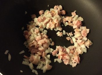 step4: 不用加油, 大火煎香煙肉粒後加入洋蔥粒