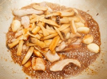 step4: 接著加入米酒、醬油、蠔油與步驟1的杏鮑菇，並翻炒至醬汁收乾。