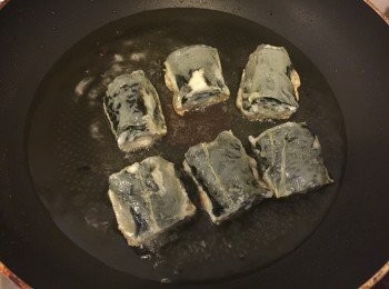 step2: 熱好油鑊，放落去後轉細火用半煎炸方式(吾想用太多油)煎至金黃色即可