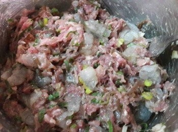 step2: 把所有材料連同蒜泥 , 麻油 , 鹽 , 胡椒粉 放到大碗中拌勻