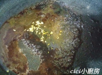 step4: 將蠔油煮熱，加入蜜糖和桂花，攪勻直至煮到起泡，快手把金蠔回鑊於蜜糖汁中，立即熄火，快手兜勻，盛起。