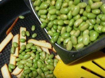 step4: 加入毛豆炒勻