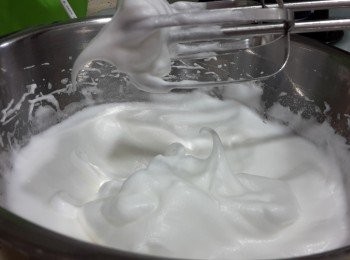 step3: 繼續打發至尾部鬆軟彎曲，是初發程度的濕性打發。切勿過蘢。