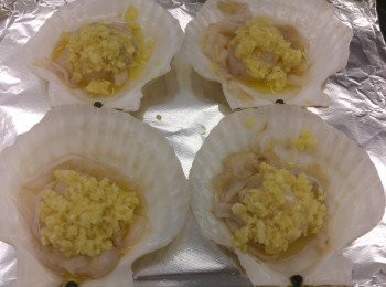 step3: 牛油蒜蓉凍咗之後鋪上面。