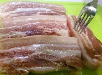 step1: 將五花肉洗淨擦乾，用叉子來回叉五花肉。
(叉的洞越多調味料才容易滲進去)