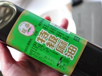 step3: 選用不添加化學香料純冷壓製造的香醇麻油