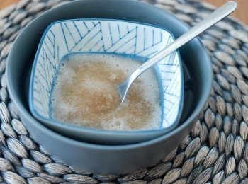 step3: 用3湯匙水與魚膠粉拌勻，再放入一碗熱水內座溶。將草莓放入食物處理器/攪拌器內打成果蓉，備用（如想幼滑一點，可用篩過濾）