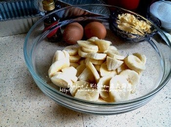 step1: 香蕉去皮切片放入大碗內壓成蓉 , 加入牛油拌勻備用