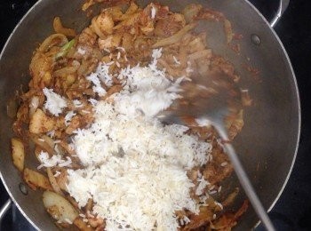 step8: 再下剛才的洋蔥五花肉炒勻，最後加冷飯炒勻，先試味，
如果太酸加糖，太淡加點鹽，再炒至飯熱乾身即可