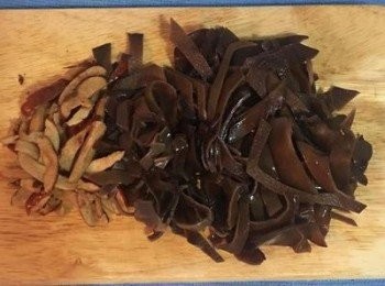 step2: 將木耳和紅棗略切成絲，