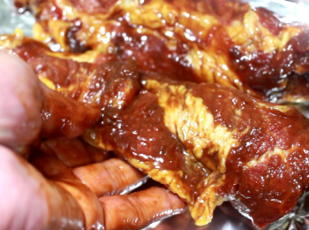 step4: 用短烤叉把叉燒肉串好。烤叉靠在烤盤邊上, 避免叉燒直接在烤盤上。可幫助熱空氣對流。