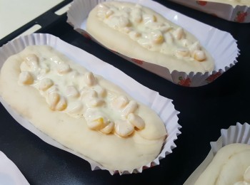 step5: 粟米瀝乾水份，加入沙律醬拌勻。將粟米沙律醬放在麵糰中間。