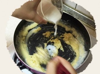 step6: 轉小火慢慢加入牛奶，並且一直攪拌。