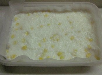 step2: 容器鋪上防沾烘焙紙(食物烹調專用紙)較易脫膜取出,趁熱倒入容器中鋪平,涼後放入冰箱冷凍