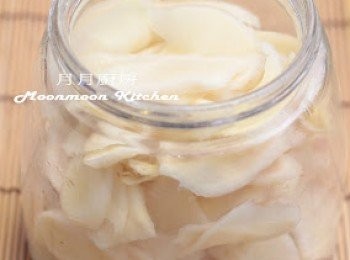 step4: 將子薑片放入玻璃樽中。