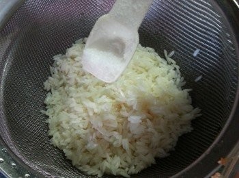 step5: 浸好的糯米隔去水份,用半茶匙鹽拌勻
