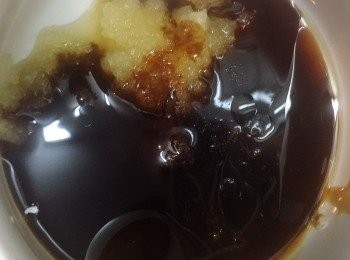 step1: 蒜頭磨成蓉，加入黑豆醬油、蜜糖、鎮江醋和麻油拌勻備用。