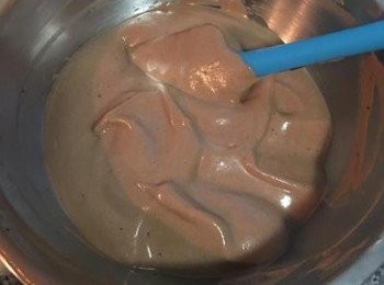 step10: ㄧ定要快速但輕輕的拌勻，最後蛋糕糊呈「拋拋」的樣子。