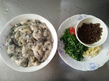 step1: 洗淨蚵仔(牡蠣)，蒜頭敲碎、青蔥切珠、辣椒斜切、豆鼓，備用；