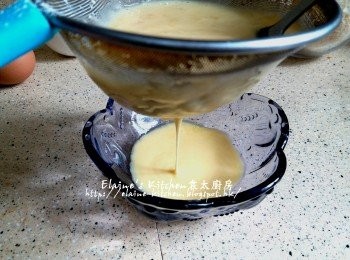 step6: 麵粉 , 1隻雞蛋及油放入大碗內拌勻 , 逐一加水拌勻成麵糊 , 用隔篩隔一隔去粉粒