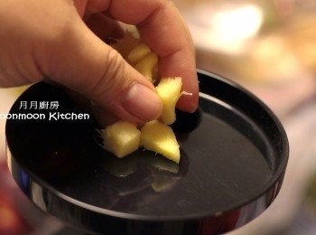 step2: 加入蛋汁及薑汁拌勻。