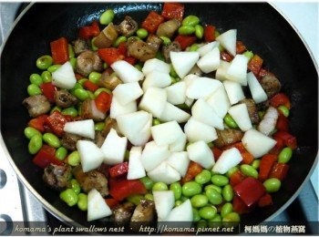 step7: 放入水梨丁來與所有<span class="group_1">食材</span>一同翻炒，一分鐘後即可起鍋盛盤。