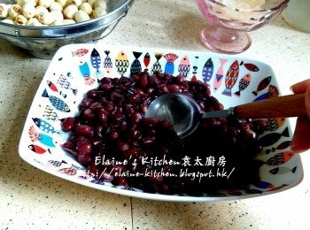 step9: 1小時後將已煲至腍身的紅豆盛起(只盛起1/3份量就可以) , 用匙將紅豆壓成蓉