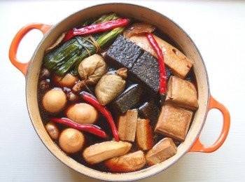 step6: 當牛腱滷好時,可準備另一個小鍋子將牛腱及些許滷汁裝好放涼。(滷汁可浸泡到牛腱的份量即可)。 利用剛才的滷鍋,放入雞心米血及鴨翅,豆干海帶及水煮蛋...等材料,全部一起滷煮。煮滾後轉小火滷約20分鐘(滷至上色),比較快熟的<span class="group_1">食材</span>可先取出放涼