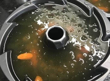 step3: 將桂花水倒入模中。
放入雪櫃雪3-4小時即可