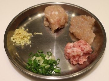 step2: 將<a href="https://bit.ly/3EZL8dD" target="_blank" data-keyword="雞胸" class="guide-link"><strong>雞胸</strong></a> <span style="display:inline-block;vertical-align:middle;margin-top:-3px;color:initial;border-radius:3px;padding:2px 3px;font-size:12px;line-height:14px;background:#87d300;color:#fff;">即買</span> 肉，豬五花及蝦仁剁成肉泥，加入薑末.蔥末.荸薺均勻攪拌，再逐次加入<span class="group_2">肉泥醃料</span>攪拌勻稱