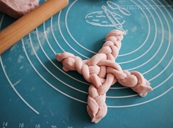 step6: 此時可適量地包入紅豆蓉在中央,(但切記不要多於包中心)收口屈向下