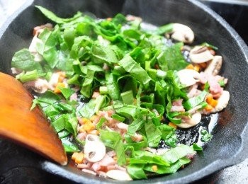 step2: 再加上切碎的波菜拌炒至熟，加入少許鹽巴調味起鍋備用