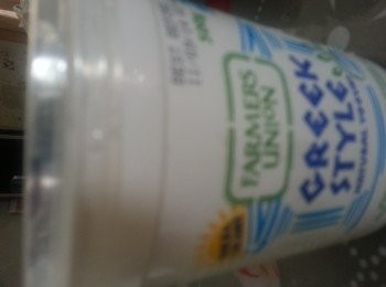 step3: 從雪櫃拿出一罐乳酪，將青瓜及蒜泥加入乳酪中攪拌。