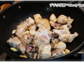 step4: 放入冰糖，快速拌炒將冰糖融化,冰糖化開，雞肉會有焦糖顏色