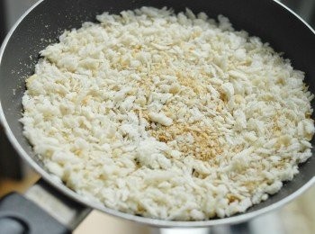 step2: 如想洋蔥圈更酥脆，可用一大匙橄欖油與麵包糠拌勻，然後放入平底鍋內，用小火煮至麵包糠金黃色，待涼備用 （我用的是日本麵包糠Panko，會更酥脆的）