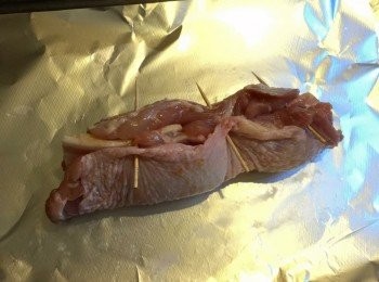 step2: 蒸好後取出成條雞卷用煎pan煎至外皮金黃色，放上煎切片備用；