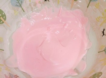 step6: 先在小煲裡，煮滾熱水。熄火後，隔著熱水，分別座溶草莓朱古力和白朱古力。