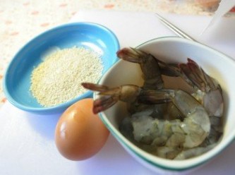 step1: 備料:白蝦(白蝦將蝦頭去除，腸泥挑出，去殼開背 )、雞蛋打入容器中、白芝麻、