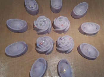 step6: 脫模需攞凍或雪凍才容易脫模,可加上金萡或朱古力裝飾。