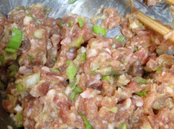 step4: 再加入適量澱粉打勻，使肉餡有粘性。
